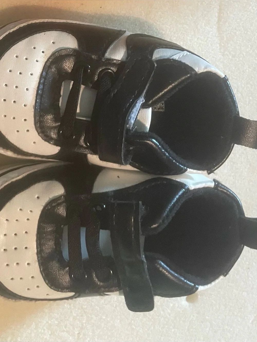 Nike baby Black and White Sneakers - excellent condition size 2CW